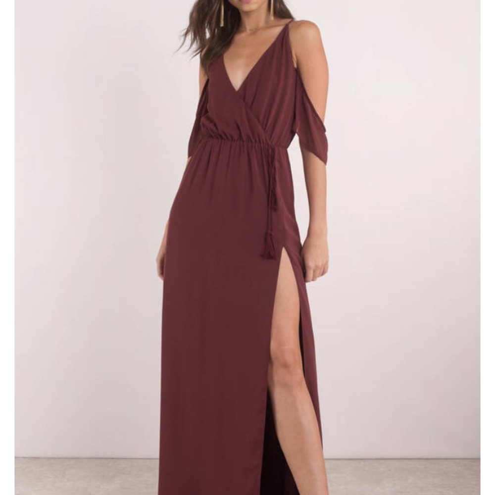 Tobi Rhythm Cold Shoulder Maxi (in Merlot)